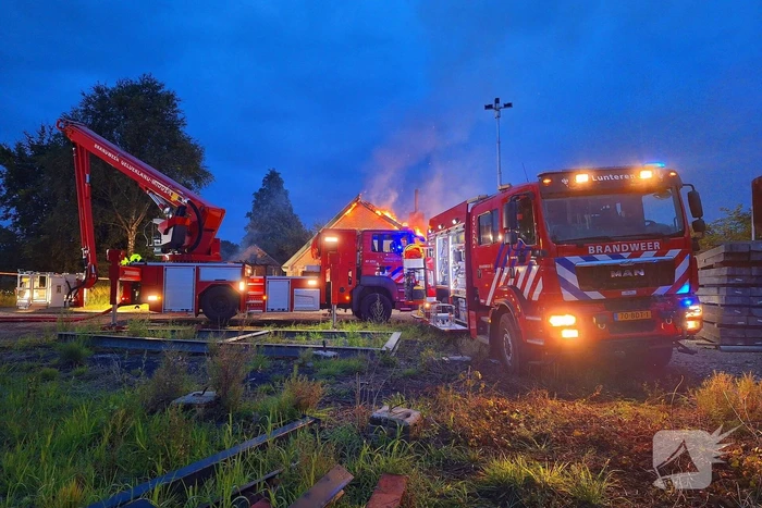 Vlammenzee en rookwolken bij uitslaande brand