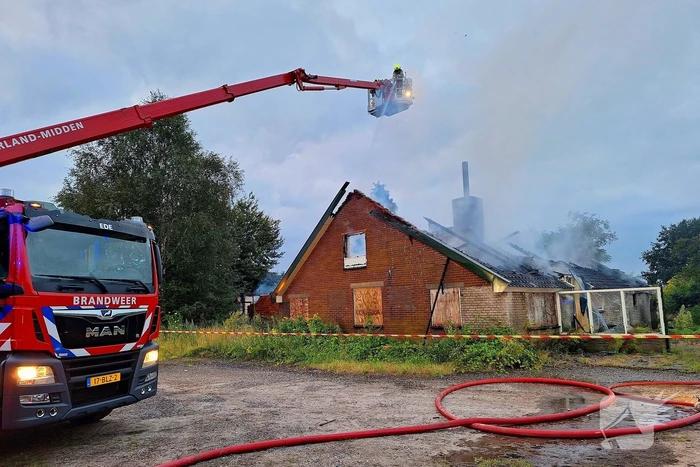 Vlammenzee en rookwolken bij uitslaande brand