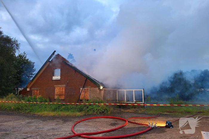 Vlammenzee en rookwolken bij uitslaande brand