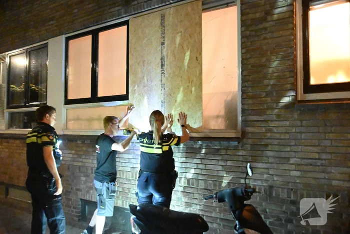 Politie assisteert afdichter bij explosie bij woning