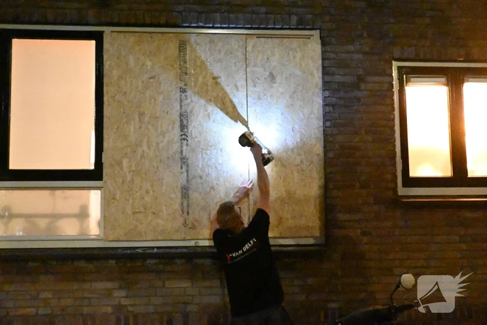 Politie assisteert afdichter bij explosie bij woning