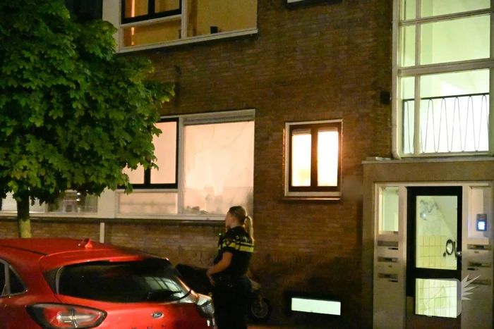 Politie assisteert afdichter bij explosie bij woning