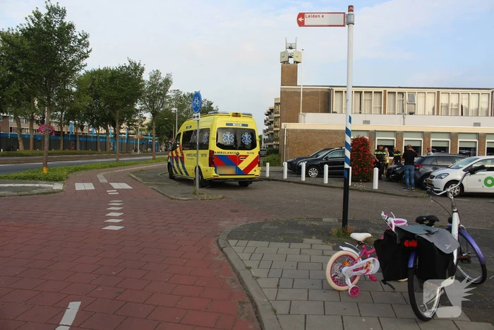 Kind op kinderfiets aangereden door automobilist