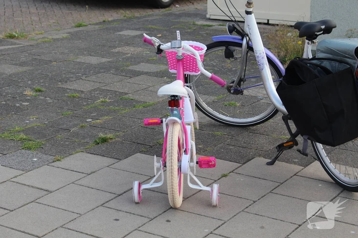 Kind op kinderfiets aangereden door automobilist