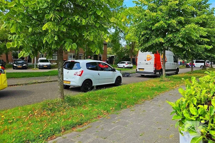 Ongeval letsel fietser botst tegen PostNL busje