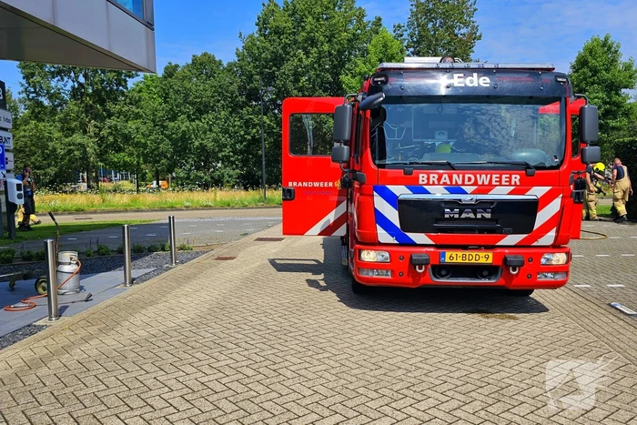 Haag vliegt in brand door onkruidverbrander