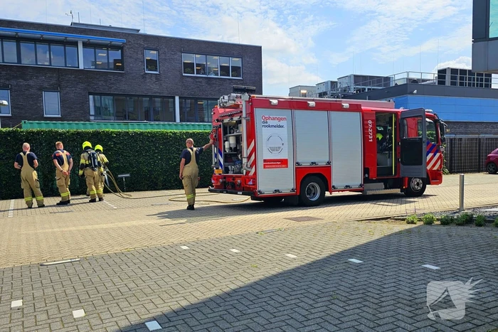 Haag vliegt in brand door onkruidverbrander