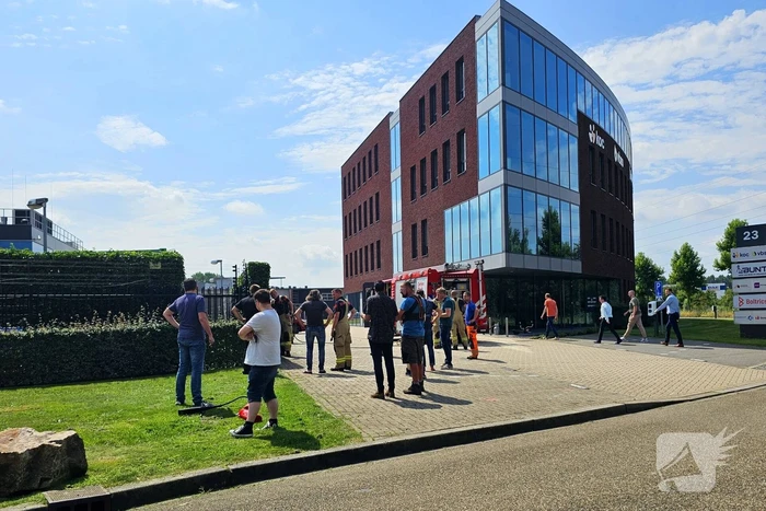 Haag vliegt in brand door onkruidverbrander