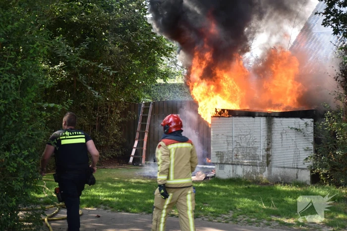 Zwarte rookwolken door brand in elektrakast