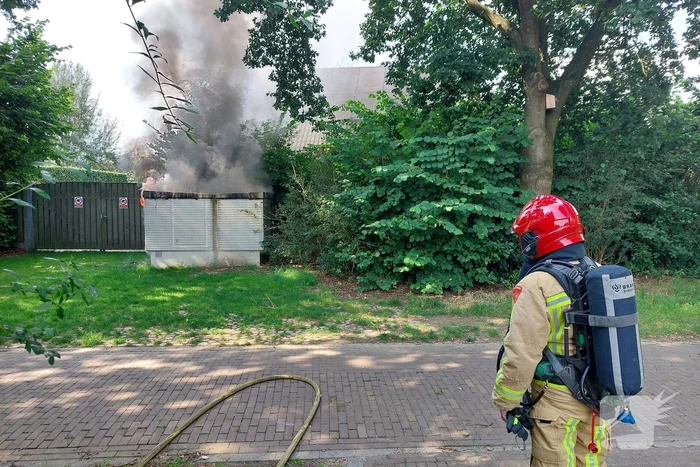 Zwarte rookwolken door brand in elektrakast