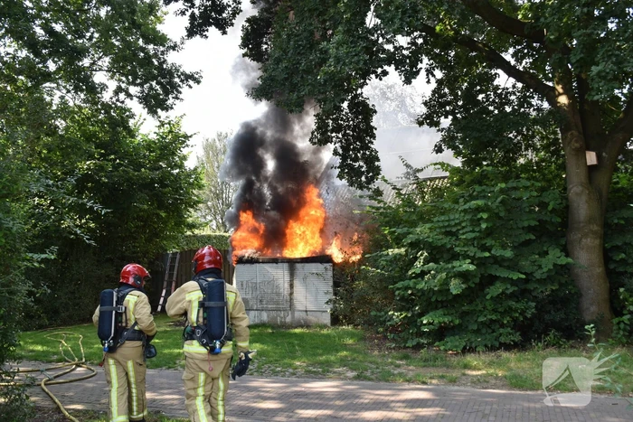 Zwarte rookwolken door brand in elektrakast