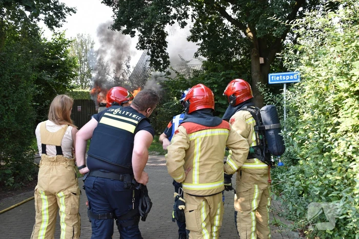 Zwarte rookwolken door brand in elektrakast