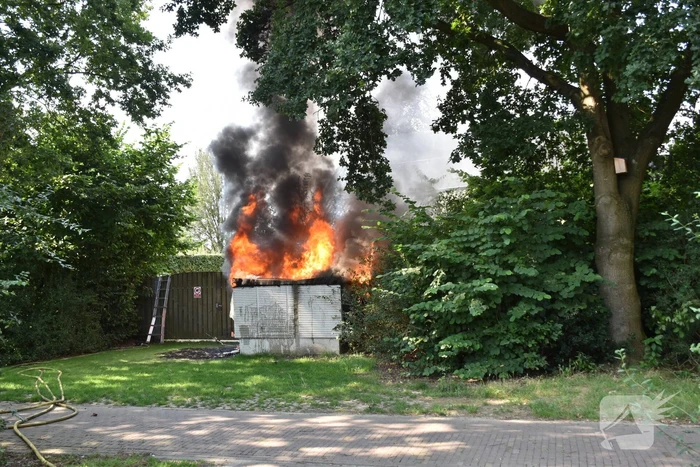 Zwarte rookwolken door brand in elektrakast