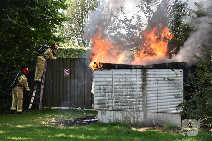 Zwarte rookwolken door brand in elektrakast