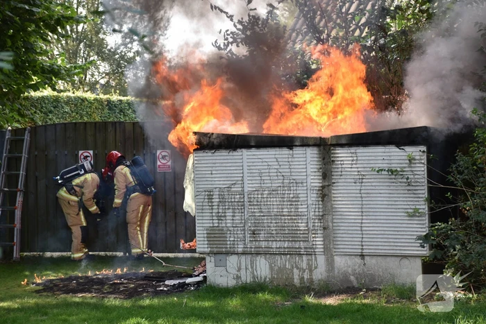 Zwarte rookwolken door brand in elektrakast