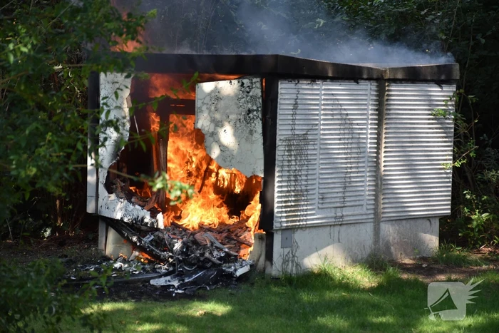 Zwarte rookwolken door brand in elektrakast