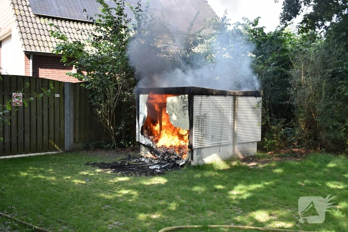Zwarte rookwolken door brand in elektrakast