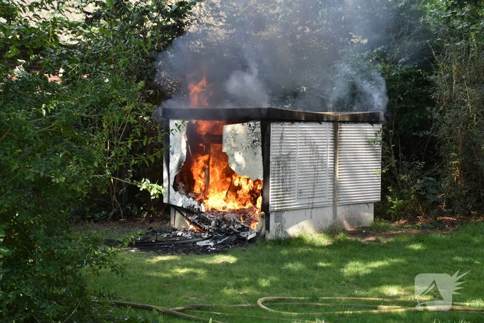 Zwarte rookwolken door brand in elektrakast