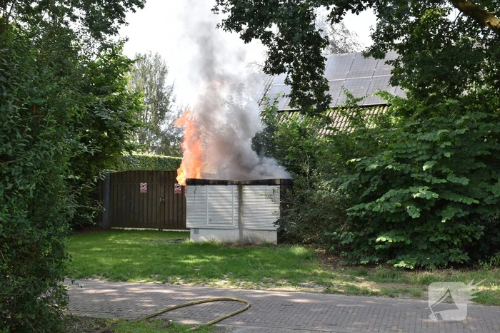 Zwarte rookwolken door brand in elektrakast