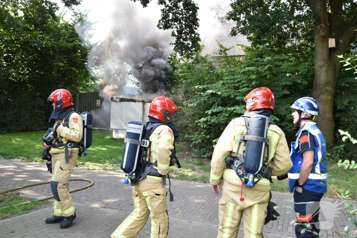 Zwarte rookwolken door brand in elektrakast
