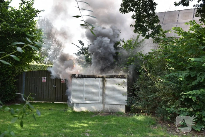 Zwarte rookwolken door brand in elektrakast