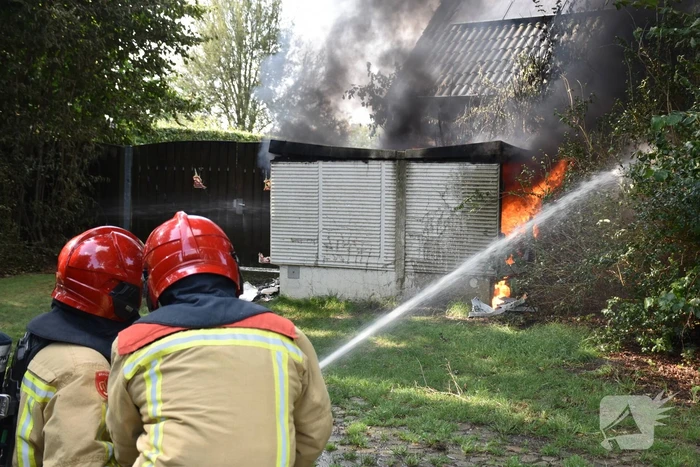Zwarte rookwolken door brand in elektrakast