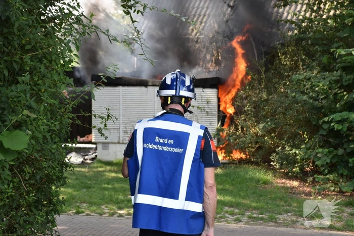 Zwarte rookwolken door brand in elektrakast