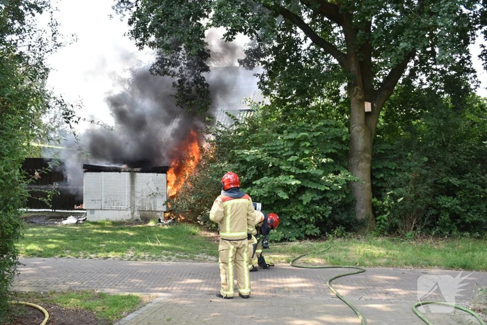 Zwarte rookwolken door brand in elektrakast