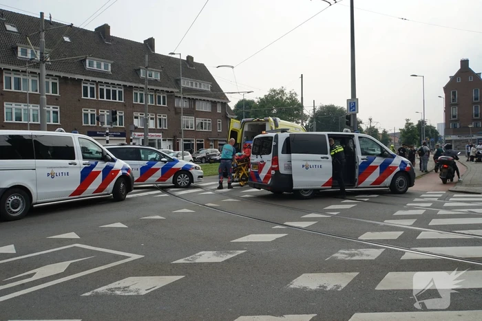 Fietser gewond aan hoofd na harde botsing met automobilist