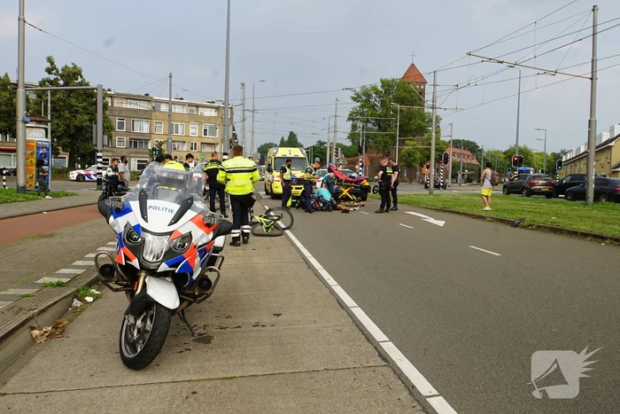 Fietser gewond aan hoofd na harde botsing met automobilist