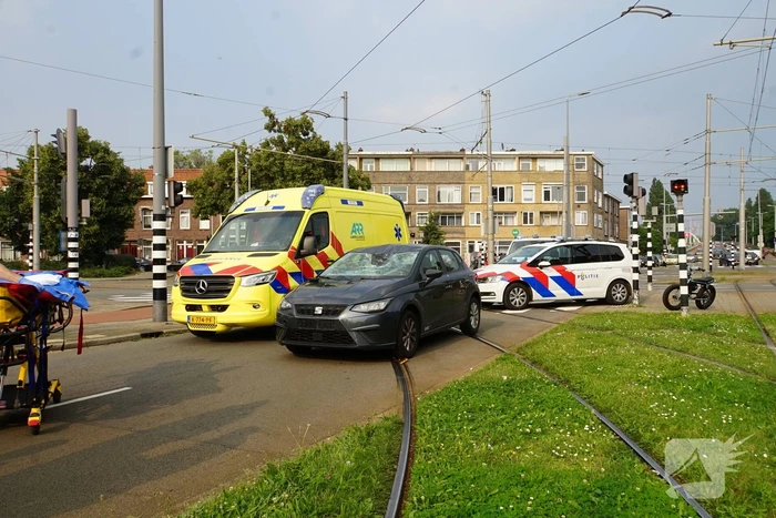 Fietser gewond aan hoofd na harde botsing met automobilist