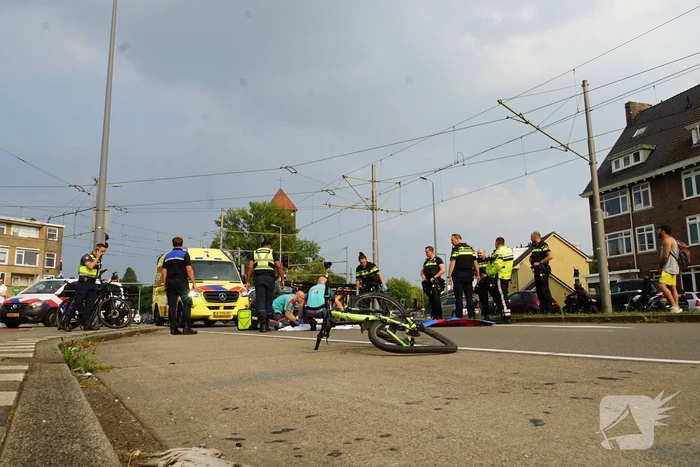 Fietser gewond aan hoofd na harde botsing met automobilist