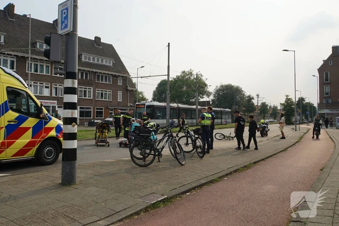 Fietser gewond aan hoofd na harde botsing met automobilist