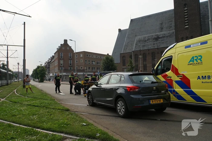 Fietser gewond aan hoofd na harde botsing met automobilist