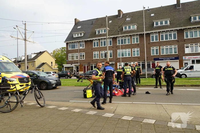 Fietser gewond aan hoofd na harde botsing met automobilist