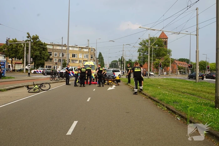 Fietser gewond aan hoofd na harde botsing met automobilist