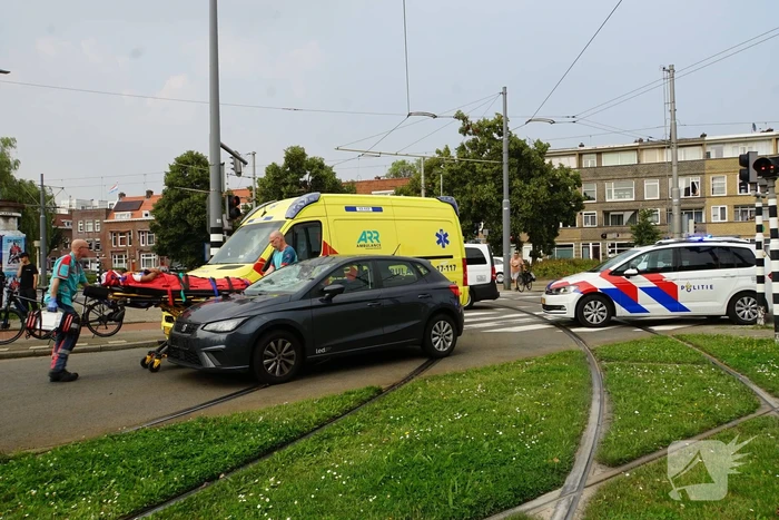 Fietser gewond aan hoofd na harde botsing met automobilist
