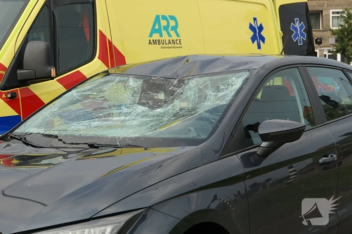 Fietser gewond aan hoofd na harde botsing met automobilist