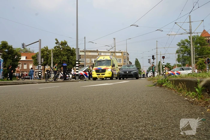 Fietser gewond aan hoofd na harde botsing met automobilist