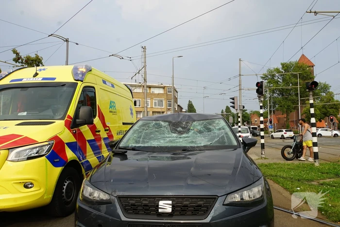 Fietser gewond aan hoofd na harde botsing met automobilist