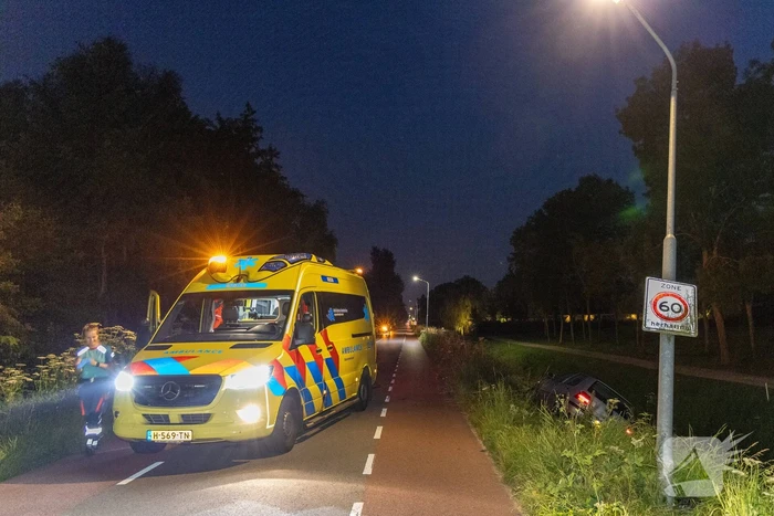 Automobilist ramt lantaarnpaal en belandt naast weg