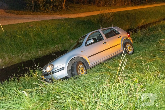 Automobilist ramt lantaarnpaal en belandt naast weg