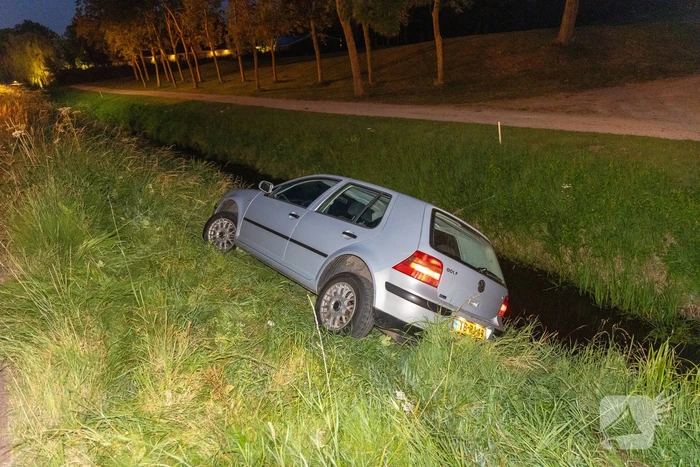 Automobilist ramt lantaarnpaal en belandt naast weg