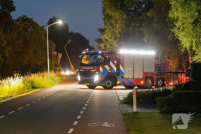 Automobilist ramt lantaarnpaal en belandt naast weg