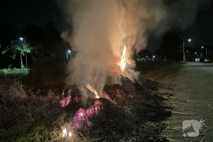 Stapel hooi vliegt in brand