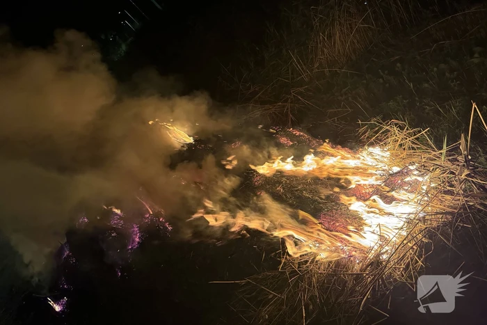 Stapel hooi vliegt in brand