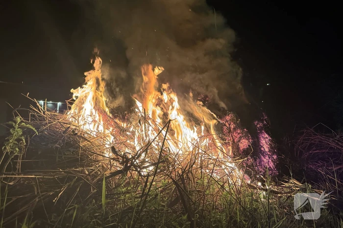 Stapel hooi vliegt in brand