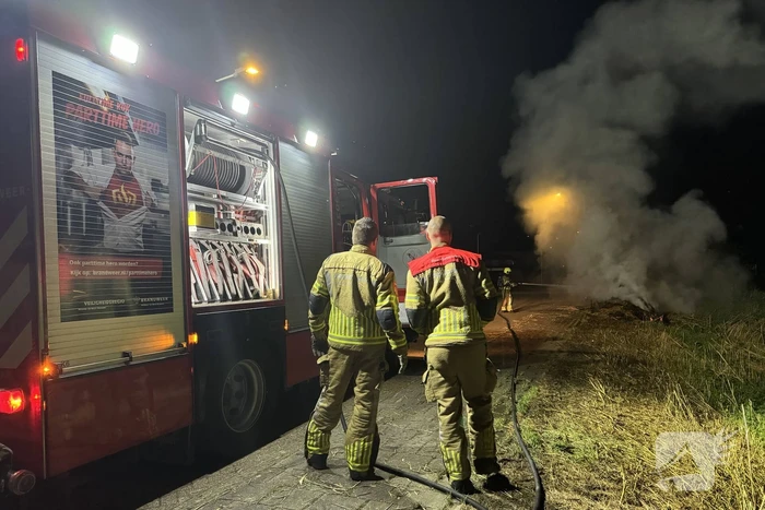 Stapel hooi vliegt in brand