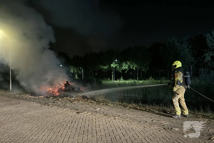 Stapel hooi vliegt in brand
