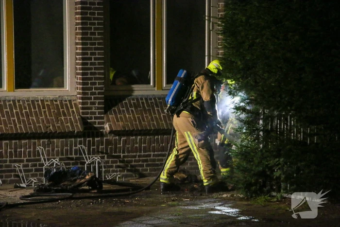 Brand naast gebouw snel onder controle